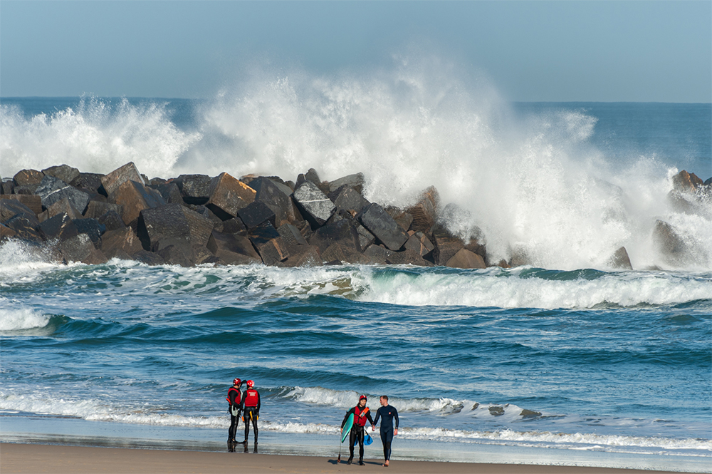 fotorafias de la playa de la zurriola de san sebastian del surfista polaco
