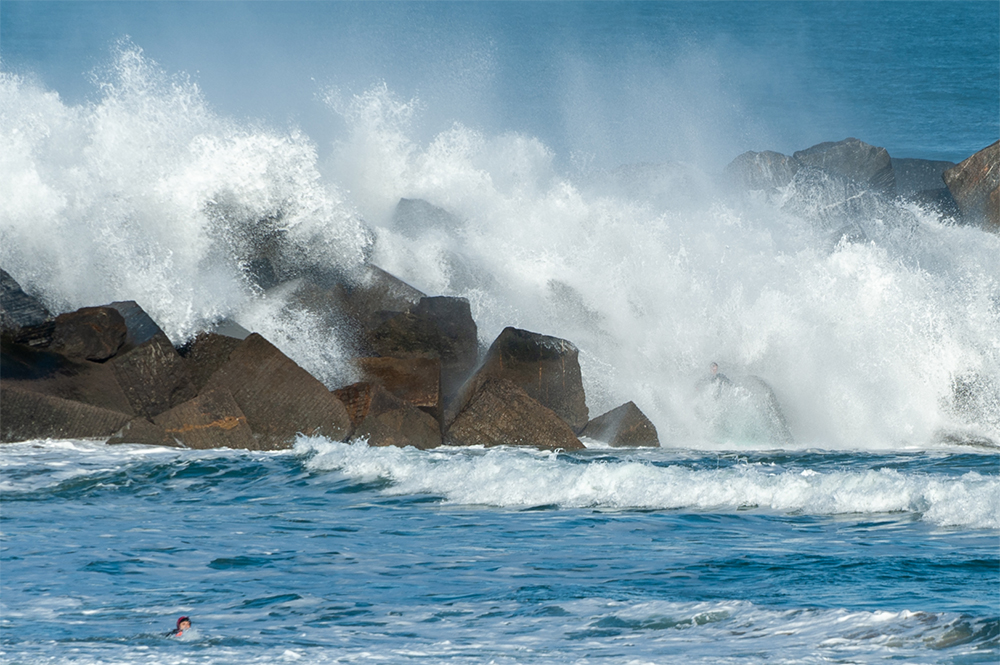 rescate de surfero en la playa de la zurriola fotografia enrique riu donostia