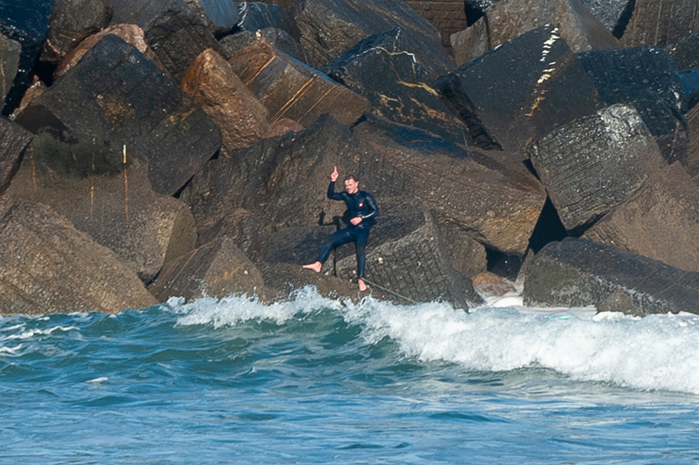 surfista polaco en la playa de la zurriola de san sebastian rescate de los bomberos